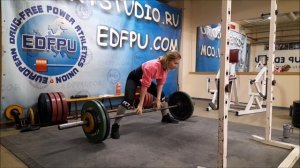 Анна тянет 2 собственных веса на 2 раза. Спортстудия