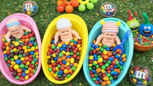 Мультики про куколок для девочек в разноцветных ванночках с конфетками. Мультики для детей и малышей