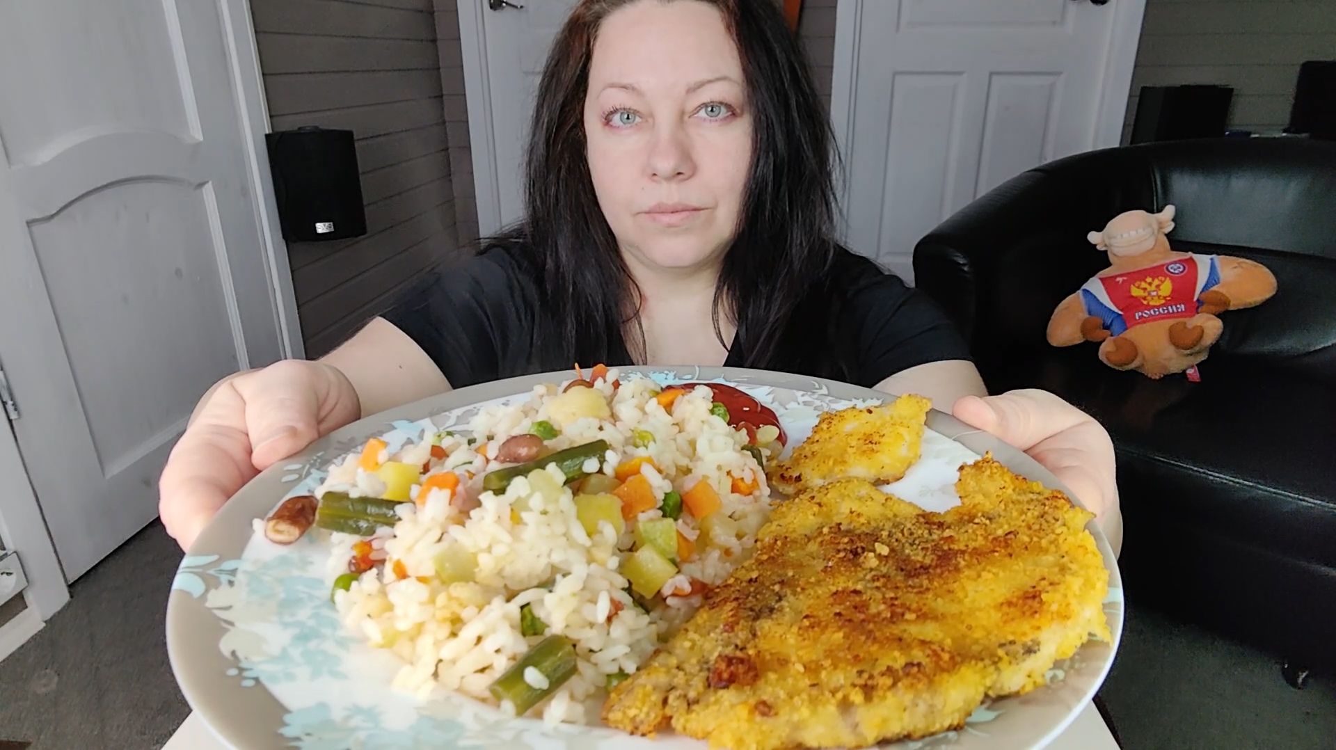 Мукбанг Куриный шницель, рис с овощами, маринованные шампиньоны. смотреть онлайн