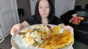 Мукбанг Куриный шницель, рис с овощами, маринованные шампиньоны.