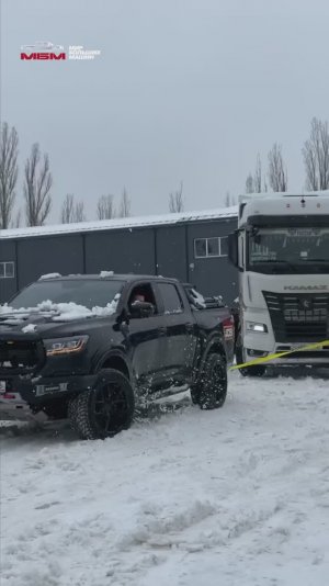 Пикап на тюнинге МБМ и застрявшая фура!