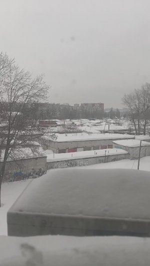 Вид из окна. Идёт снег.