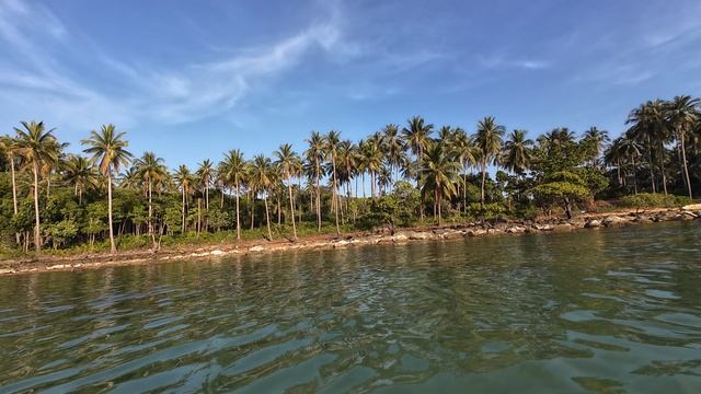 Остров Ко Ронг (Koh Rong), пляж Lonely Beach - вид из воды на берег. Декабрь 2025. Камбоджа. смотреть онлайн