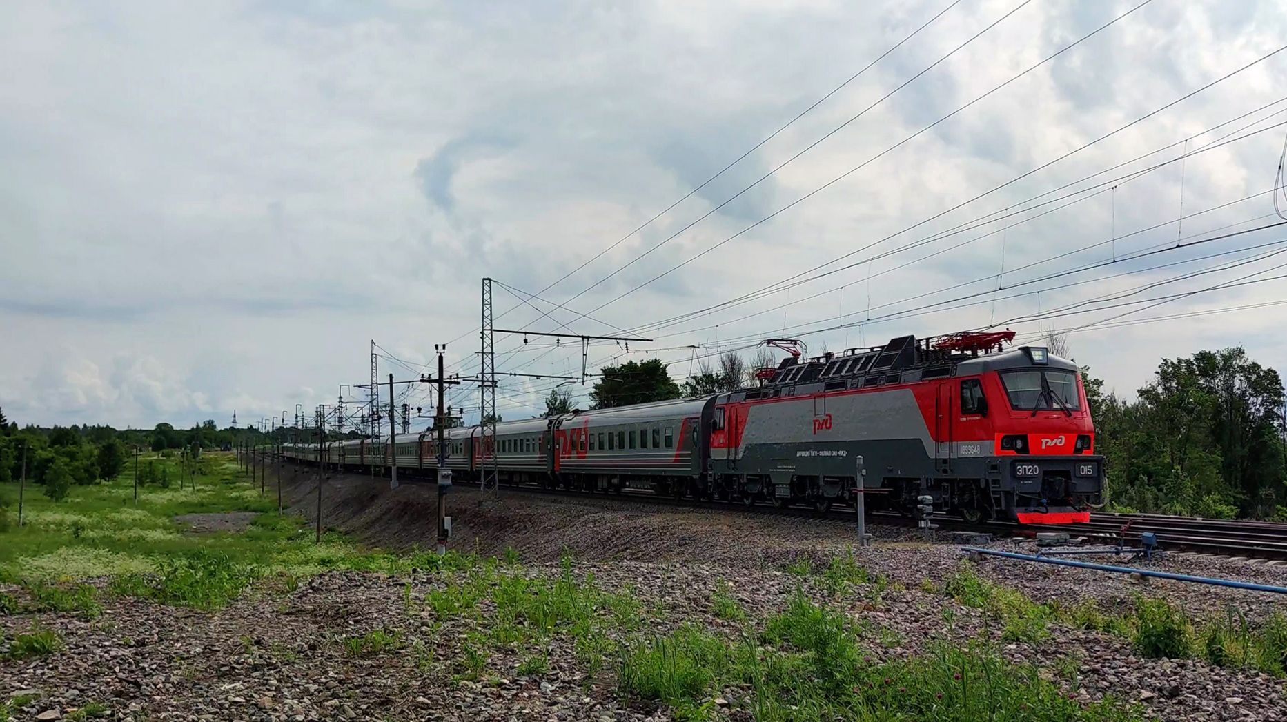 Электровоз ЭП20 - 015 с пассажирским поездом смотреть онлайн