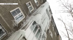 Многоэтажки оказались в ледяном плену из-за огромных сосулек