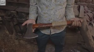 Цех изготавливает топоры с красивой гравировкой и удобной обмотанной рукояткой.