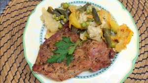 Филе индейки, запеченное с овощным ассорти. Нежное мясо, сочные овощи.