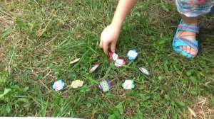 Настя отвечает на вопросы и получает призы