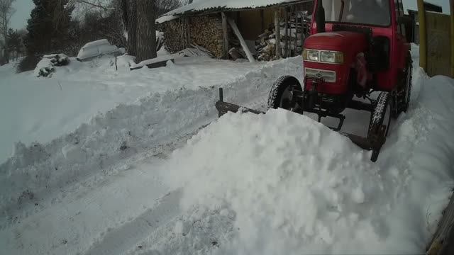 Снег выпал в последний день зимы. Немного немало, но надо почистить. Выталкиваем снег со двора 2018г смотреть онлайн