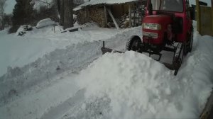 Снег выпал в последний день зимы. Немного немало, но надо почистить. Выталкиваем снег со двора 2018г