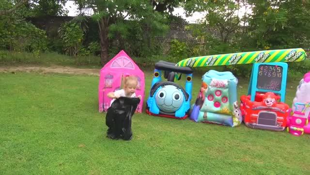 Настя и летающие игрушки смотреть онлайн