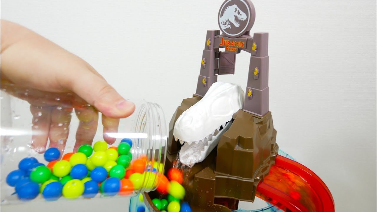 СТРОИМ ГОРКУ ДЛЯ ШАРИКОВ С ВОДОПАДОМ КАТАЕМ ШАРИКИ ВИДЕО ДЛЯ ДЕТЕЙ ДЕТСКИЙ КАНАЛ ИГРАЛКИ-ЗАЛИПАЛКИ