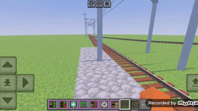 2эс6 с пассажирским поездом проносится мимо полустанка