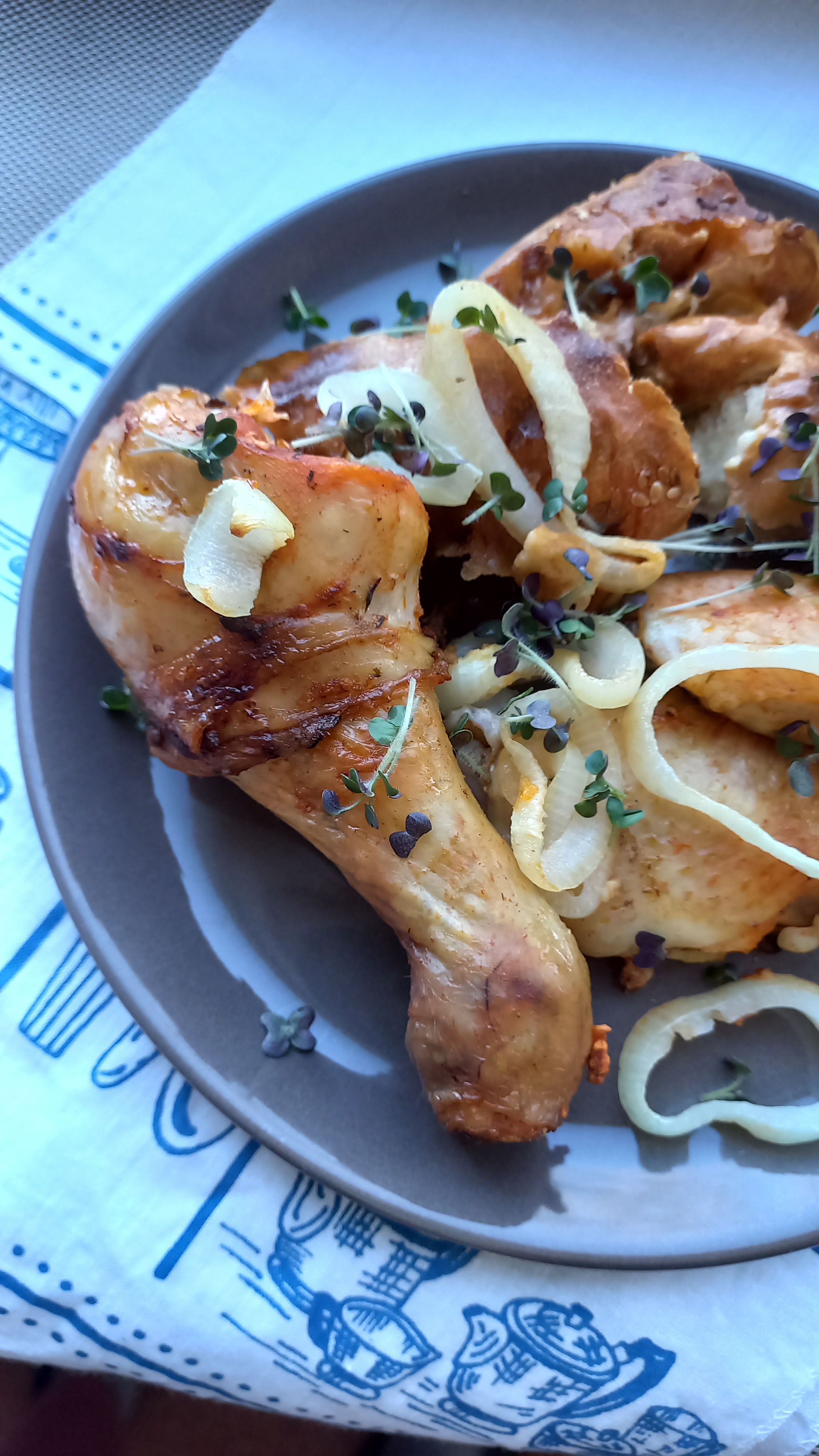 Курица запечённая на хлебе с луком