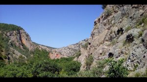 Вверх по течению.