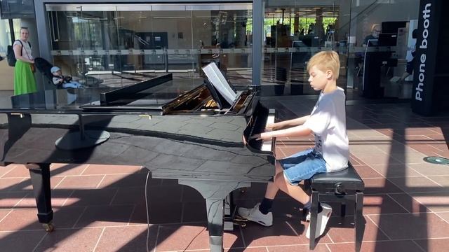 Стэн играет на уличном пианино композицию Карусель жизни — Джо Хисаиши # дети # пианино # улица ## смотреть онлайн