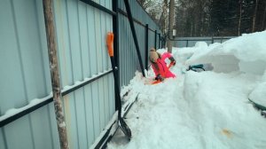 Мы с Анной Алексеевной чиним откатные ворота