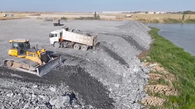 Amazing Operation Filling Stone In the Floodplain Area Using Bulldozer and Dump Truck in Processing смотреть онлайн