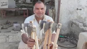 Кузнец мастерски выковывает топорики из подшипника.