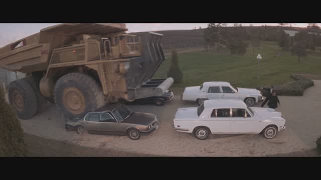 Мистер Крутой: Джеки на карьерном самосвале разносит особняк Джанкарло