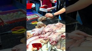 Разделка гигантской каменной рыбы 😱 Опасная подготовка морепродуктов