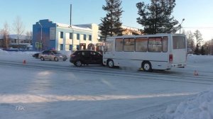 Автобус и легковой автомобиль столкнулись на перекрёстке улиц Белинского и Ленина