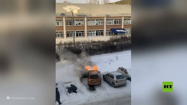 روسيا.. رجل ينقذ سائق سيارة تحترق смотреть онлайн