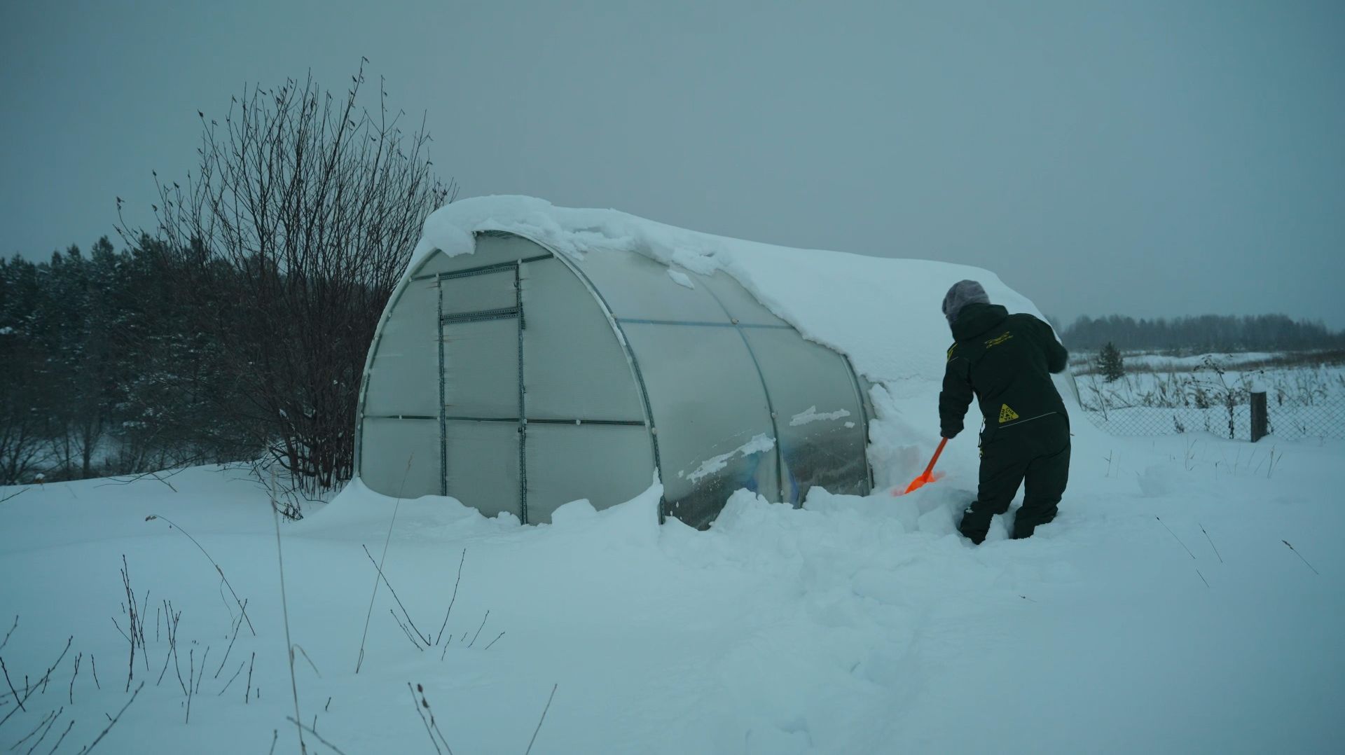 ЖИЗНЬ В УРАЛЬСКОЙ ГЛУШИ. ПРОСТЫЕ РАДОСТИ ЖИЗНИ. НЫНЧЕ МНОГО СНЕГА. смотреть онлайн