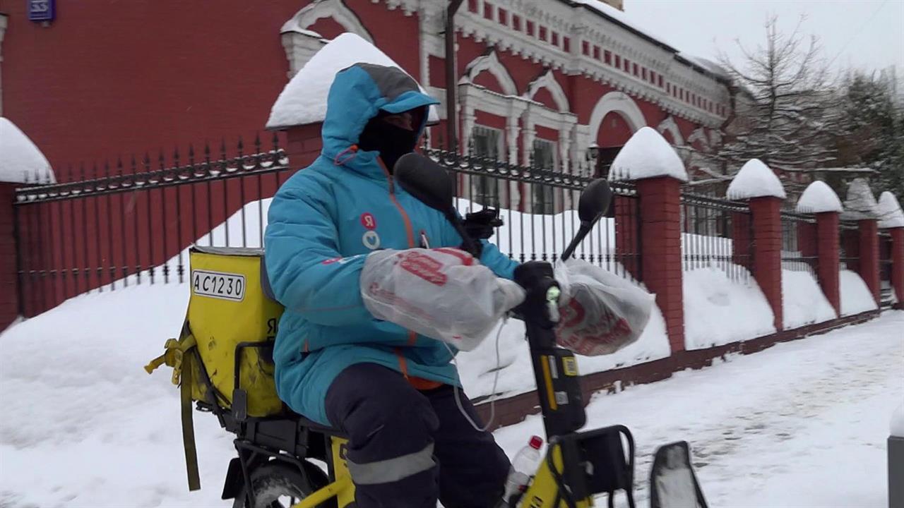 Казань присоединяется к городам, где введут правила для курьеров на электротранспорте. смотреть онлайн