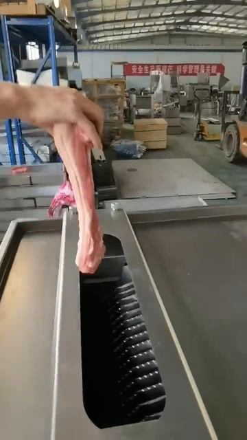 Нарезка свиных ребер 😱#shorts #оборудование #производство #процесс #мясо #овощи смотреть онлайн