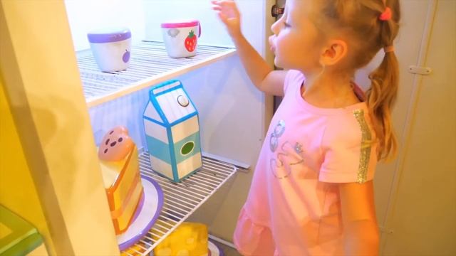 Влог： Настя в парке аттракционов в Италии в домике Пепп смотреть онлайн