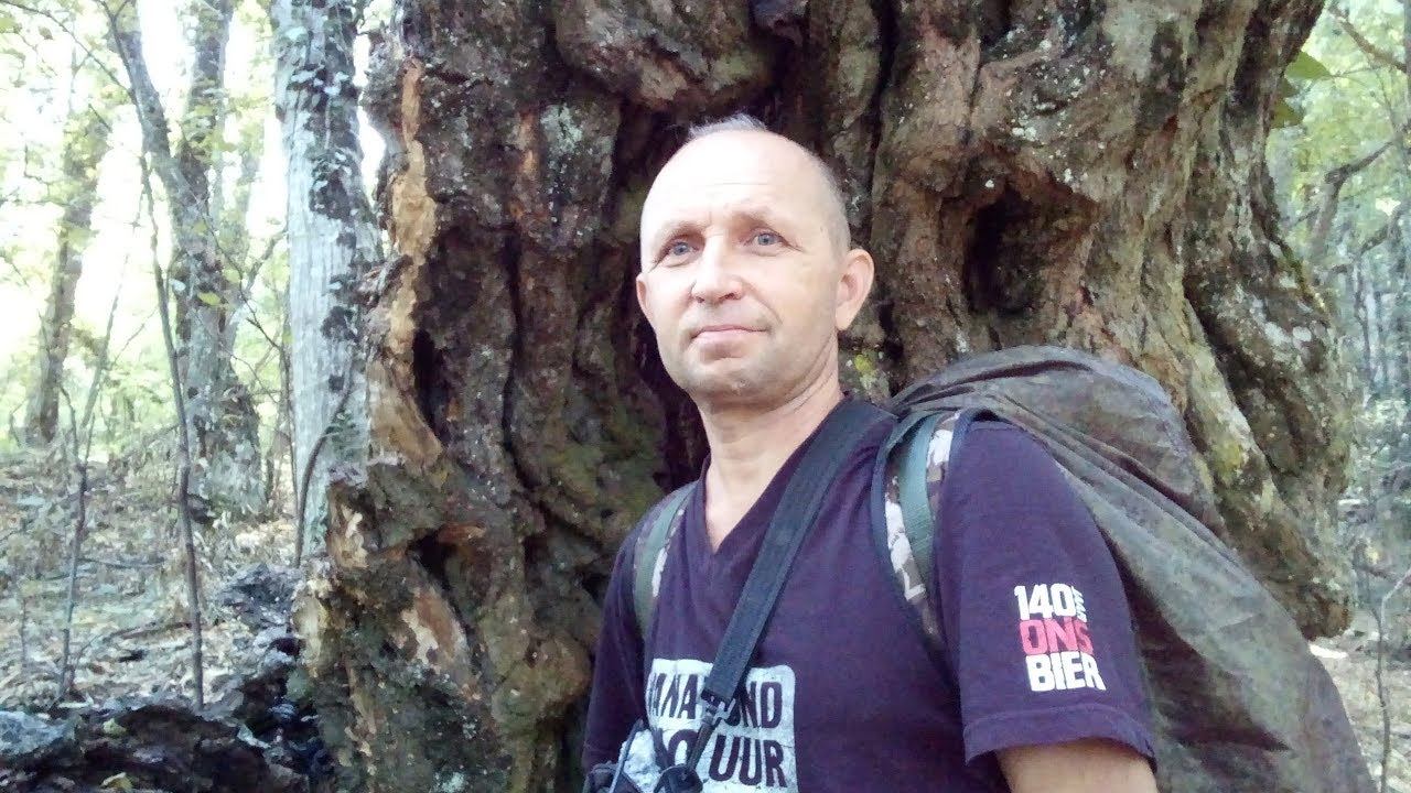 Крым. Древние стены в лесу ниже озера Кастель