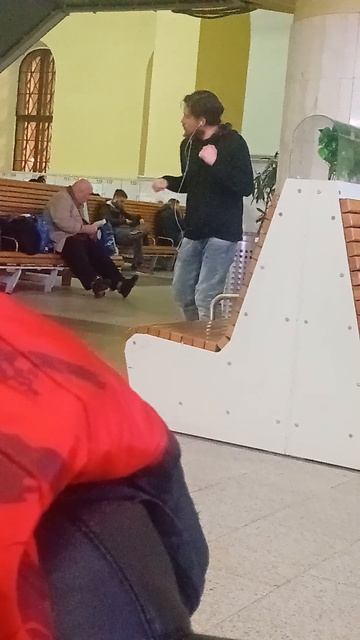 Сижу на вокзале, жду свой поезд..