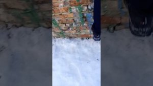 Место где раньше жил бомж.Обзор заброшенного гарожа.