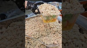 Этот «Сырный салат с обильным количеством свинины» за 60 бат (150 руб). Таиланд