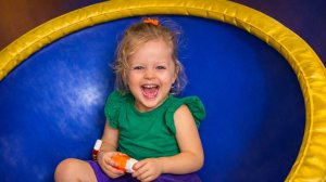 Акула ЩЁЛК! 🦈 Кому достанется конфета? Смешной челлендж с рыбками 🍬