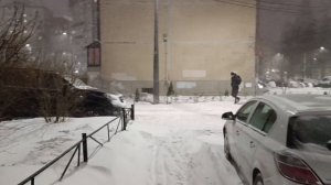 Унесенная ветром и снегом 🤓Опять метель в Петербурге.Зима сердится.