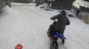 взрослые развлечения на детских мотоциклах!