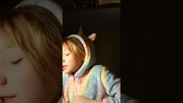 рисую по цветам, которые скажет Маруся. смотреть онлайн