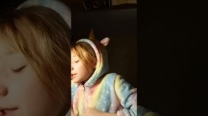 рисую по цветам, которые скажет Маруся.