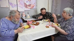 Вкусно кушаем домашние котлетки с картофельным пюре ПОДВАЛ ИЛЬИЧА дружная Сибирская семья