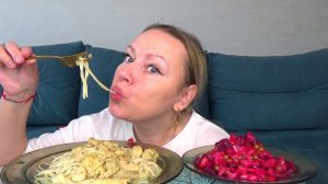 Мукбанг макароны спагетти с тушеной курочкой, винегрет. Еда вкуснота.
