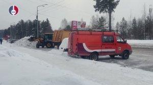 Специалисты Дорожно-коммунальной службы очищали парковочные карманы на улице Юбилейная