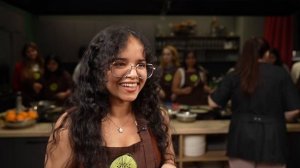 Иностранцы в России: учимся готовить блины со студентами из Индии