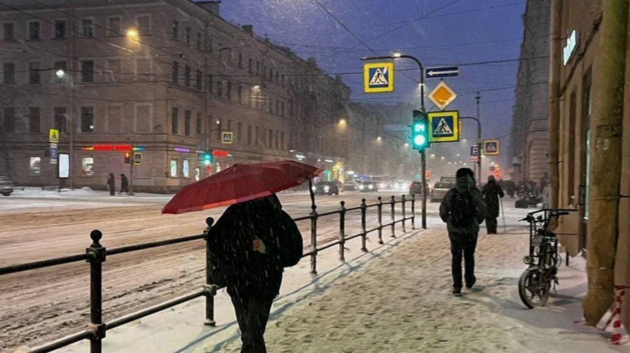 Метели, мокрый снег и дождь: Санкт-Петербург накрыло всеми видами осадков смотреть онлайн