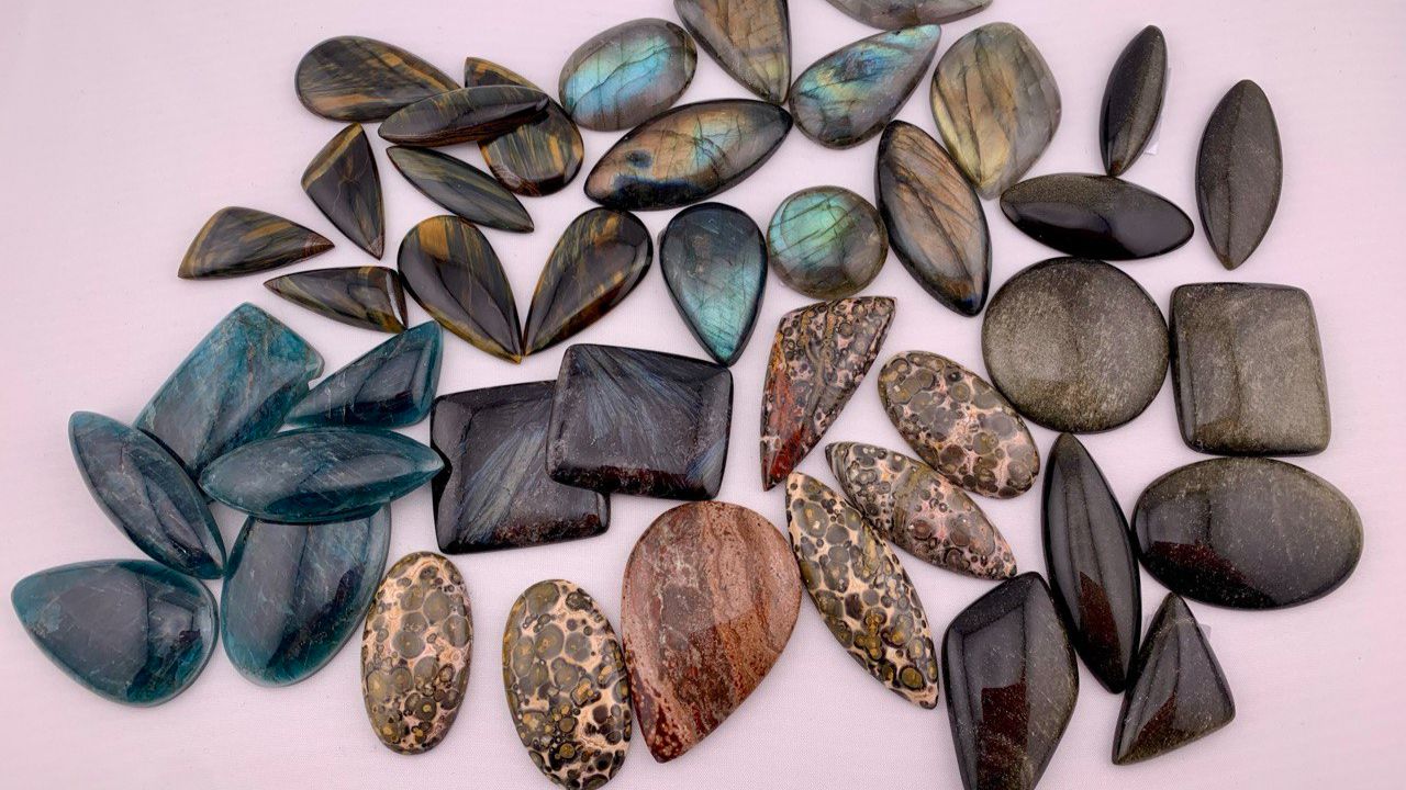 Распаковка посылки с новыми камешками для ваших украшений.