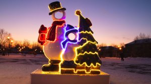 Композиция "Папа и я, снеговики" из стеклопластика с подстветкой