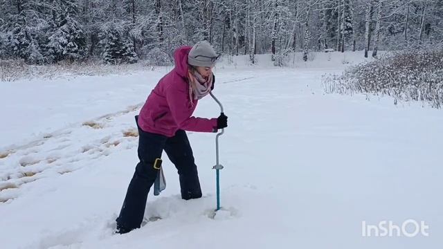 ДЕВУШКИ НА ЗИМНЕЙ РЫБАЛКЕ! Плотва клюет в каждой лунке на маленькой лесной речке! смотреть онлайн