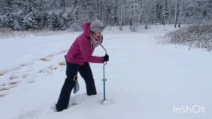 ДЕВУШКИ НА ЗИМНЕЙ РЫБАЛКЕ! Плотва клюет в каждой лунке на маленькой лесной речке!