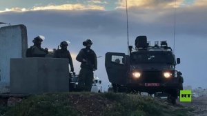 مئات الفلسطينيين ينتظرون أمام معبر قلنديا لأداء صلاة الجمعة في المسجد الأقصى